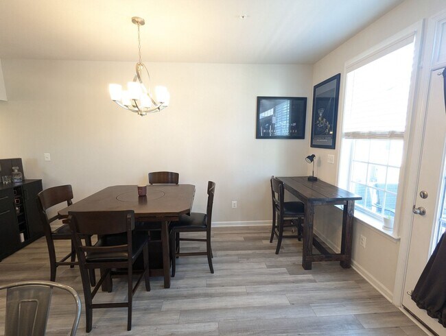 Building Photo - END UNIT newer build in ideal Frederick lo...