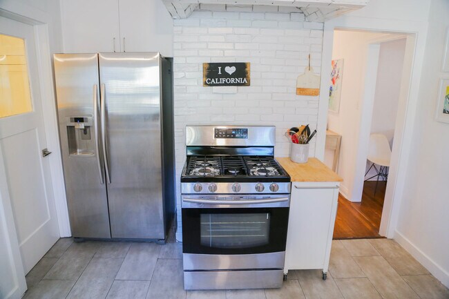 Fully equipped kitchen - 601 S Sweetzer Ave