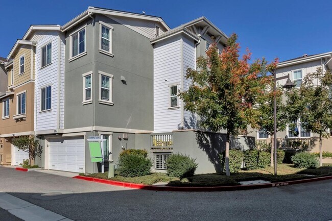 Building Photo - Exceptional 3 Bed 2.5 Bath Townhome in Mor...