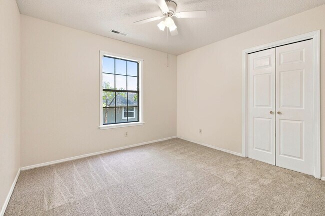 Building Photo - Spacious 3 Bed, 2 Bath Home with Fenced Backyard on Fayetteville's East Side