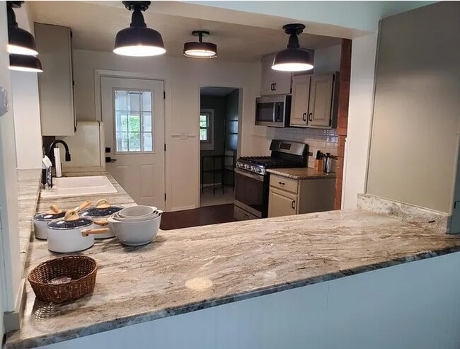 Building Photo - Cute 2 bedroom in South East Springfield