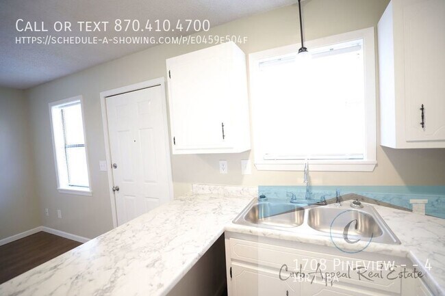 Building Photo - 1708 Pineview St