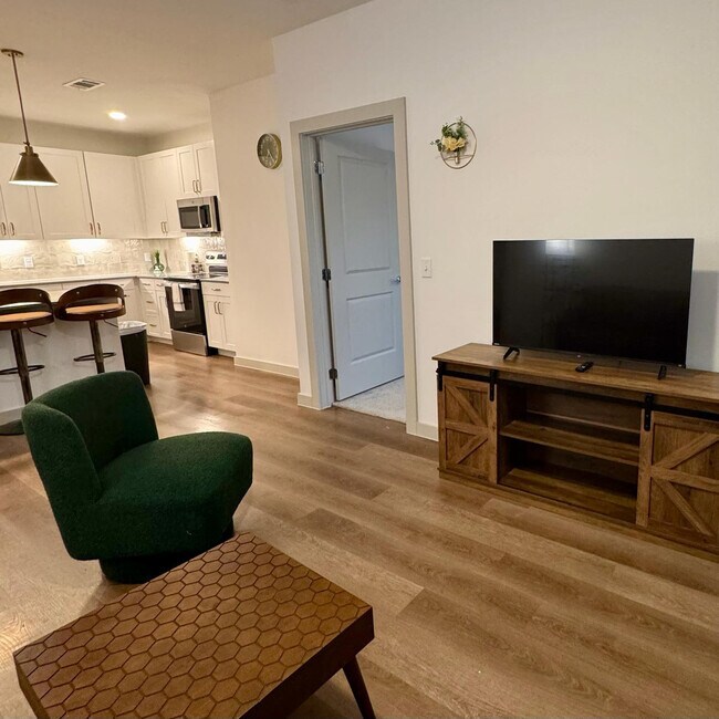 Building Photo - 1301 Leah Ave