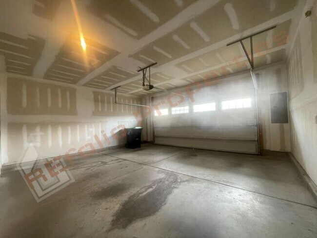 Building Photo - Luxury 3 Story 4 BD/3.5 Bath Townhome @ Sm...