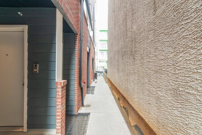 Building Photo - 1330 N 15th St