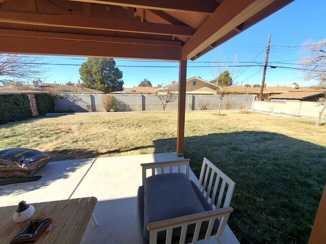 Building Photo - Updated 3 bed 2 bath near UPTOWN! Don't Miss out! Hardwood Floors!