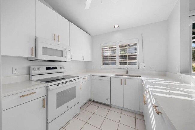 Building Photo - Annual Rental in Briarwood - 3 Bed 2 Bath Condo