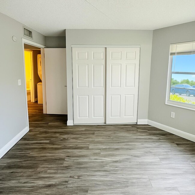 Building Photo - 716 SW 81st Ave