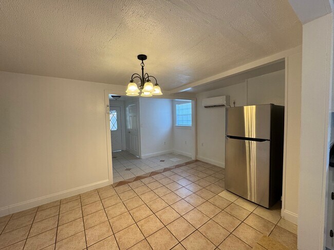 Building Photo - 610 Fenfield Ave