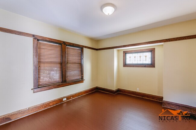 Building Photo - 2140 Waldeck Ave