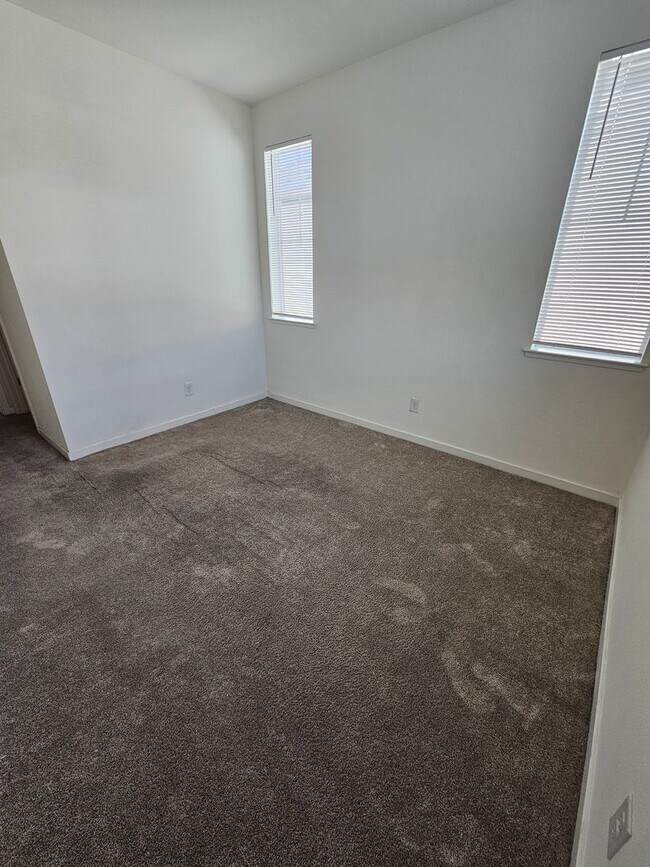 Building Photo - LOCATION, LOCATION, LOCATION 2 bedrooms an...