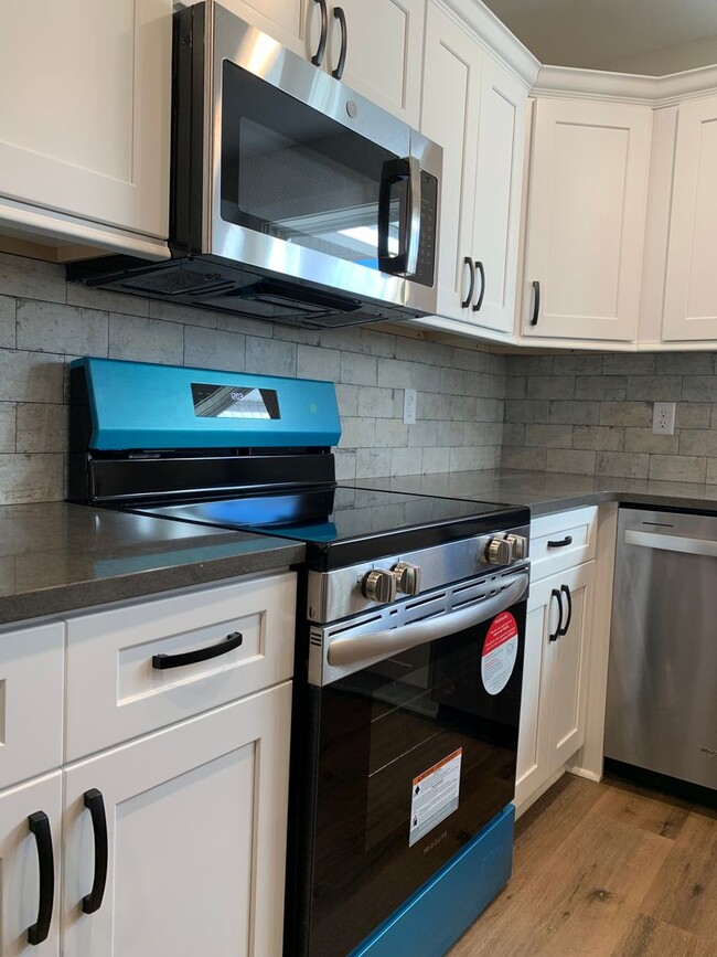 Building Photo - 2 Bed/1 Bath: Walk to International Studie...