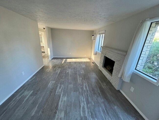 Primary Photo - 5125 N Lidgerwood St