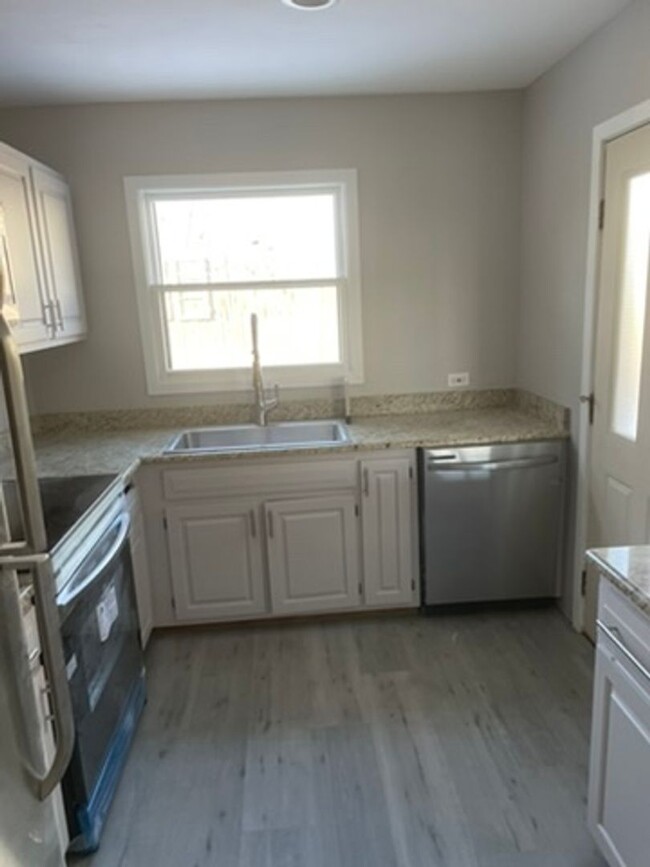 Building Photo - Fully remodeled with all new appliances