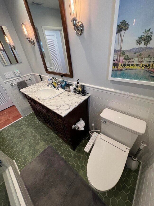 Building Photo - 1653 Poinsettia Dr