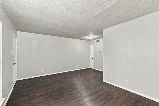 Building Photo - 2319 Greenfield Pkwy