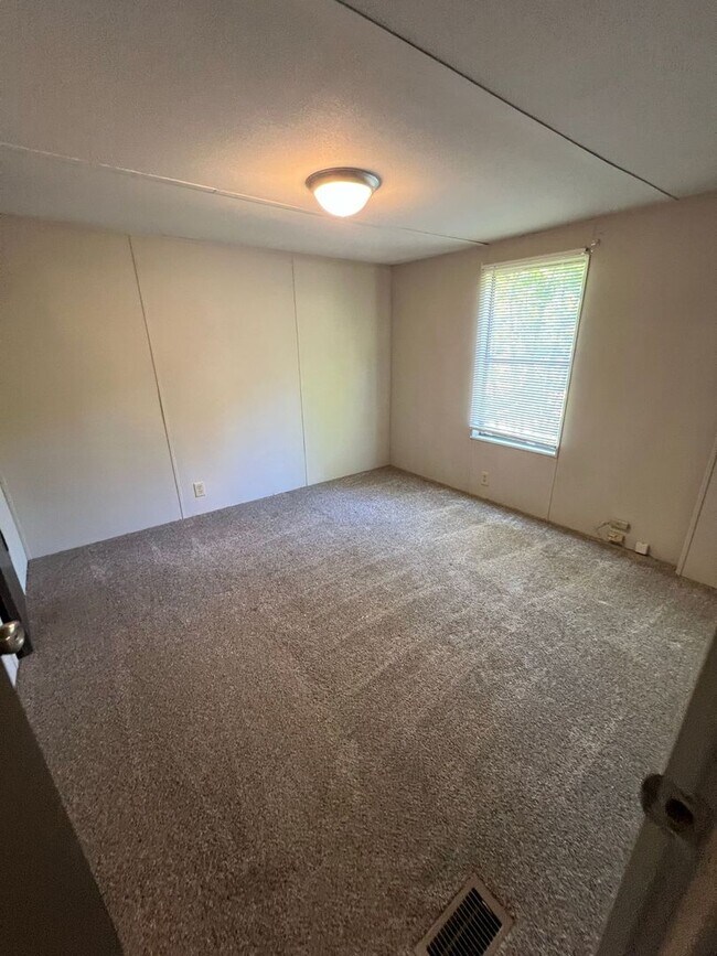 Building Photo - 3700 Ash Dr