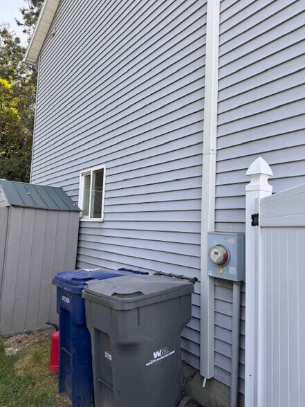 Building Photo - 415 Louis Ln