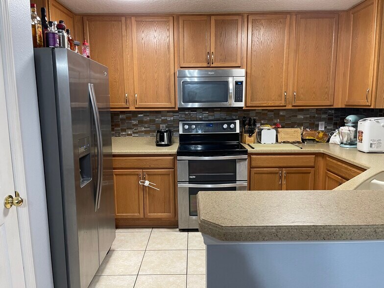 Building Photo - 2452 Hassonite St