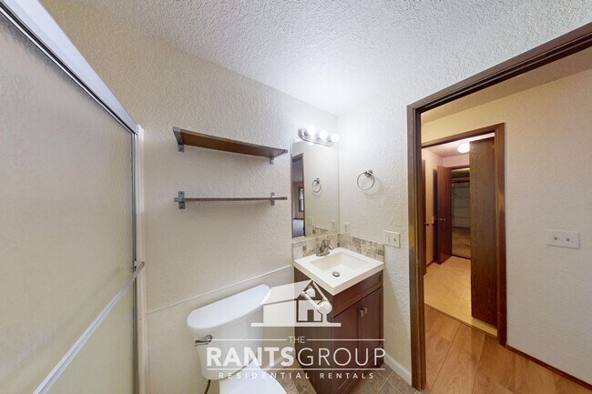 Building Photo - 832R