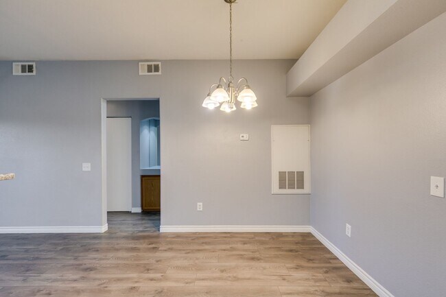 Building Photo - CUTE AND COZY 1 BEDROOM UNIT WITH TONS OF UPGRADES*COMMUNITY AMENITIES*