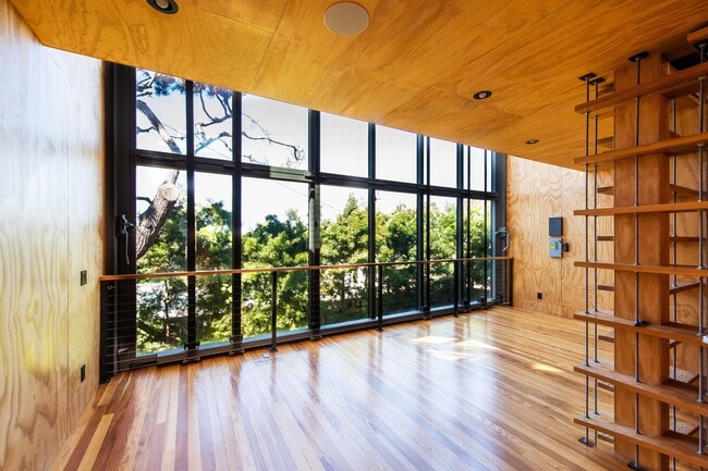 Building Photo - 2460 Beverley Ave