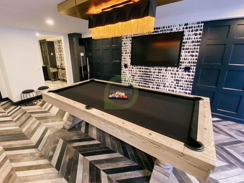 Building Photo - 2 E Delaware Pl