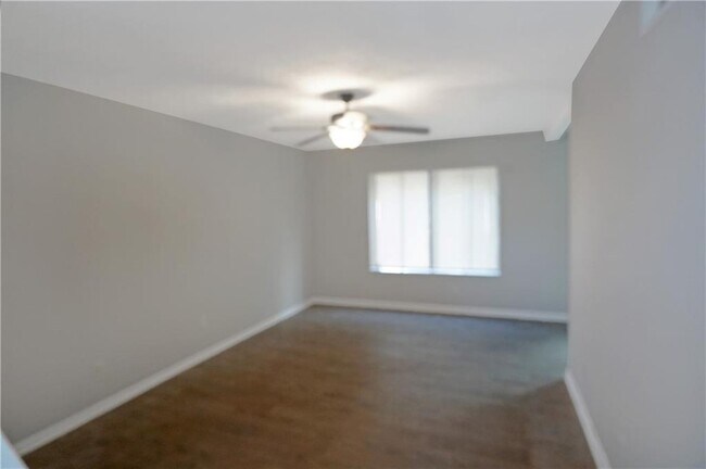 Building Photo - 291 Country Club Dr