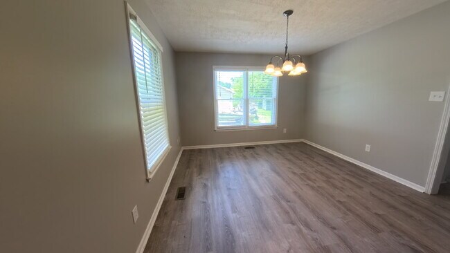 Building Photo - Stunning, Well-Maintained Craftsman Gem