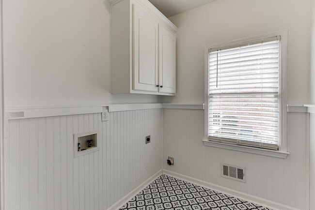 Building Photo - 2885 Towne Village Dr NW