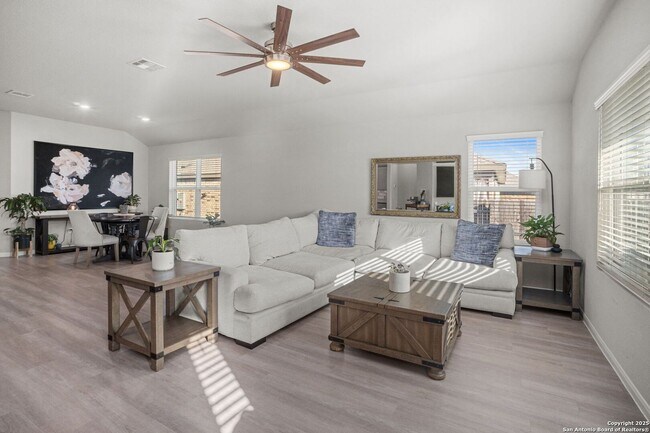 Building Photo - 3 Bedroom/2 Bath Potranco Run Subdivision