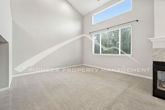 Building Photo - Spacious Home with Washer/Dryer and Centra...
