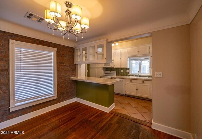 Building Photo - 918 E Whitton Ave