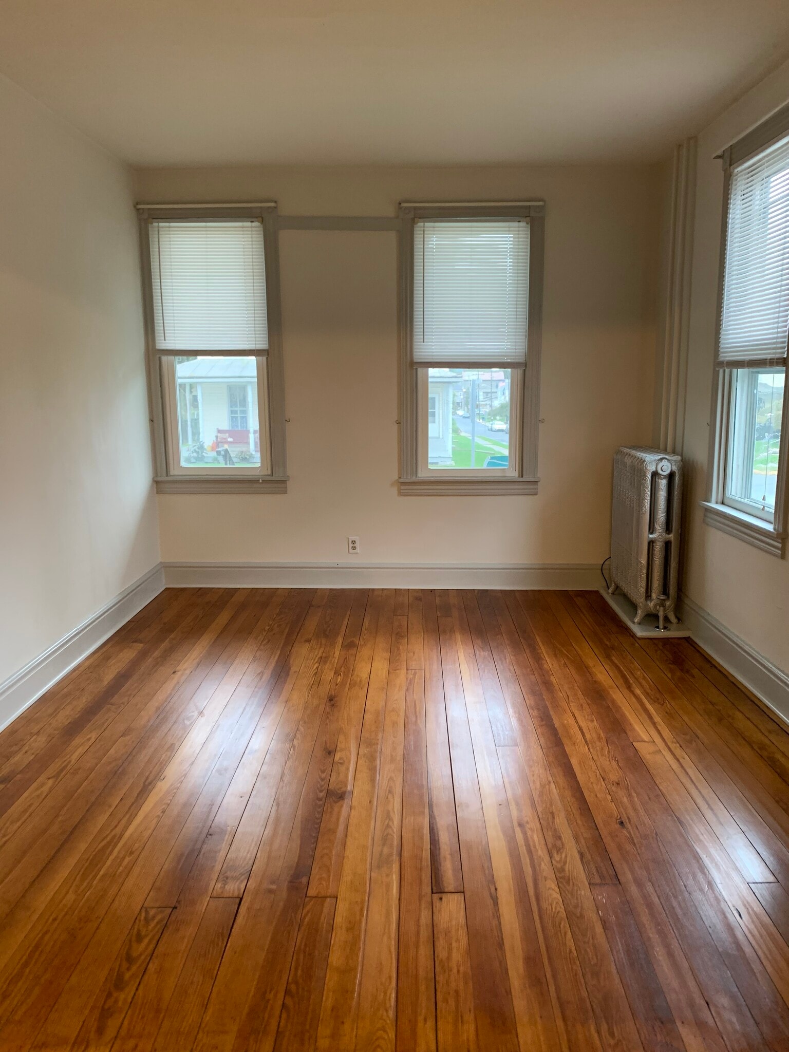 Livingroom - 210 N Lancaster St