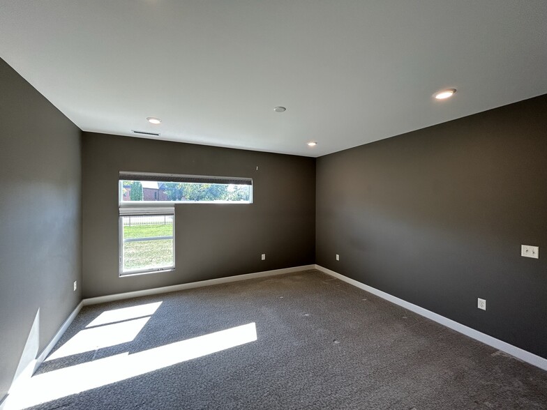 Master Bedroom - 3955 Ivy Dr