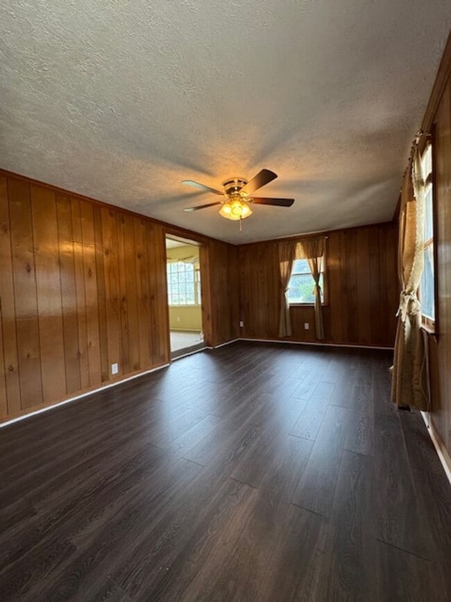 Building Photo - 709 Luther Dr