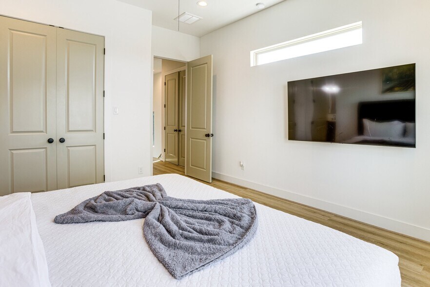 Building Photo - 2339 Eagle St