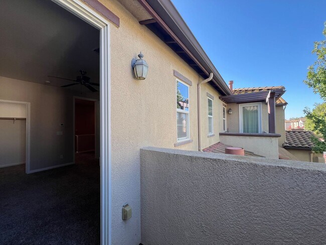 Building Photo - 3 Bd, 2.5 Ba Condo in Elk Grove