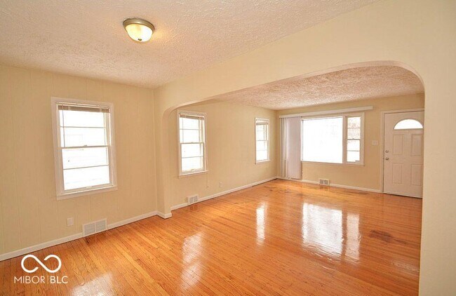 Building Photo - 5005 Indianola Ave