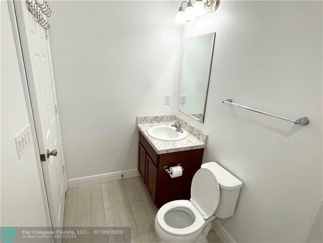 Building Photo - 5870 NW Pine Trail Cir