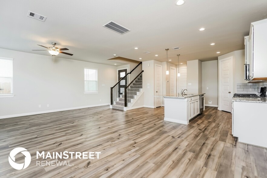 Building Photo - 9826 Rugged Oaks Dr