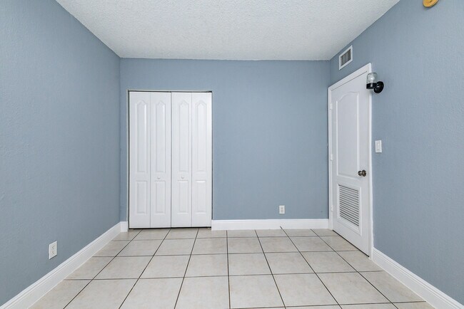 Building Photo - 4061 N Dixie Hwy