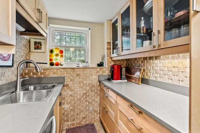 Building Photo - Charming Row Home | 2 Bed | 1 Bath | 950 Sf | Fenced Backyard | 2 Surface Parking Spaces