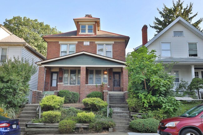 Primary Photo - 4 Bedroom North Campus Newly Remodeled House with 2 Decks and Patio