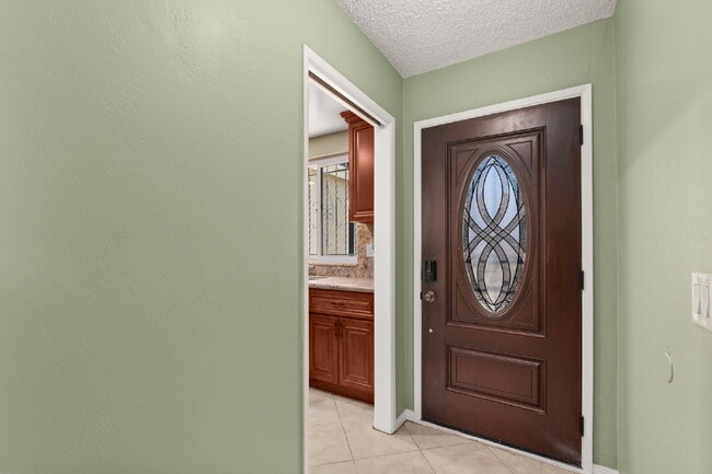 Building Photo - Spacious 3BR Retreat in the Heart of Cherokee Point