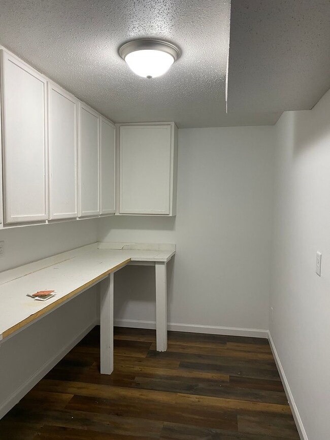 Building Photo - West side location 4br 2.5bth Finished Basement 2crg
