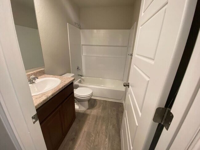 Building Photo - *$99 MOVE-IN SPECIAL* | Three Bedroom | Tw...