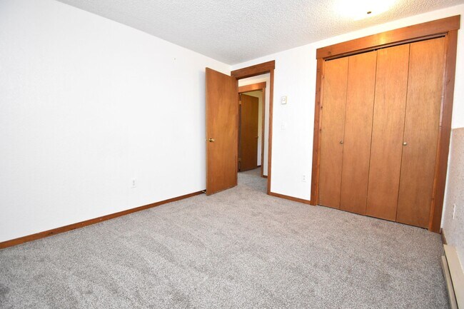 Building Photo - Ground Level 2 Bed Apartment in Great Loca...