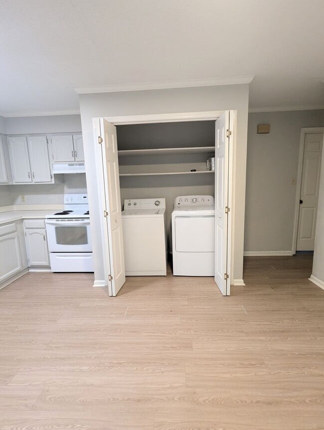 Building Photo - Fenced in Back Yard! Two Bedroom Two Bath ...
