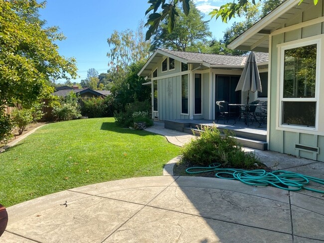 Building Photo - Pleasanton Heights 3BD, 2BA, Single Story, Great Location near downtown, Top Schools